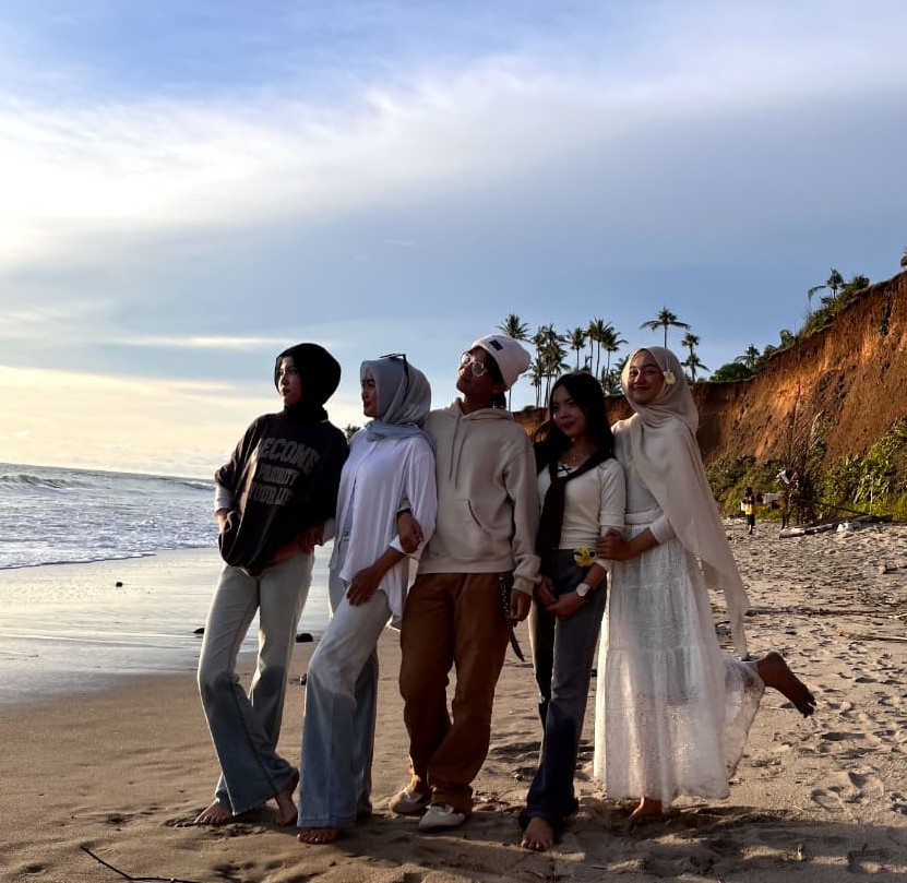 Tawa Paling Nyaring di Bawah Langit Senja